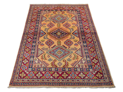 Feiner, handgeknüpfter Ziegler Kazak Chobi Orientteppich aus reiner Wolle mit geometrischem Medaillon-Muster von Khademi. Größe: 178 x 122 cm. Farbe: Gelb, gold, beige. RB3-B2675. Ursprung: Afghanistan. Verkauf durch JUPITER Intl.