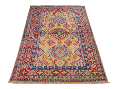Feiner, handgeknüpfter Ziegler Kazak Chobi Orientteppich aus reiner Wolle mit geometrischem Medaillon-Muster von Khademi. Größe: 178 x 122 cm. Farbe: Gelb, gold, beige. RB3-B2675. Ursprung: Afghanistan. Verkauf durch JUPITER Intl.