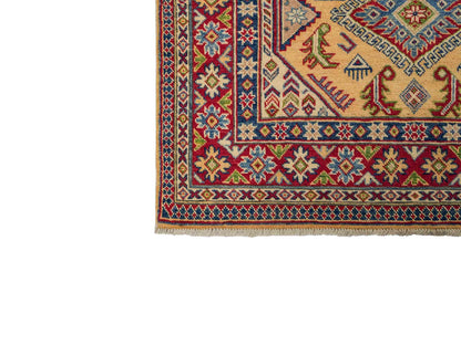 Feiner, handgeknüpfter Ziegler Kazak Chobi Orientteppich aus reiner Wolle mit geometrischem Medaillon-Muster von Khademi. Größe: 178 x 122 cm. Farbe: Gelb, gold, beige. RB3-B2675. Ursprung: Afghanistan. Verkauf durch JUPITER Intl.