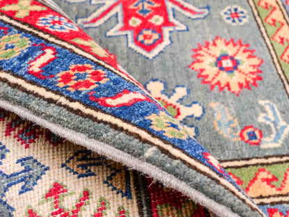 Feiner, handgeknüpfter Ziegler Kazak Chobi Orientteppich aus reiner Wolle mit geometrischem Medaillon-Muster von Khademi. Größe: 186 x 148 cm. Farbe: Grün, beige. RB3-B480. Ursprung: Afghanistan. Verkauf durch JUPITER Intl.