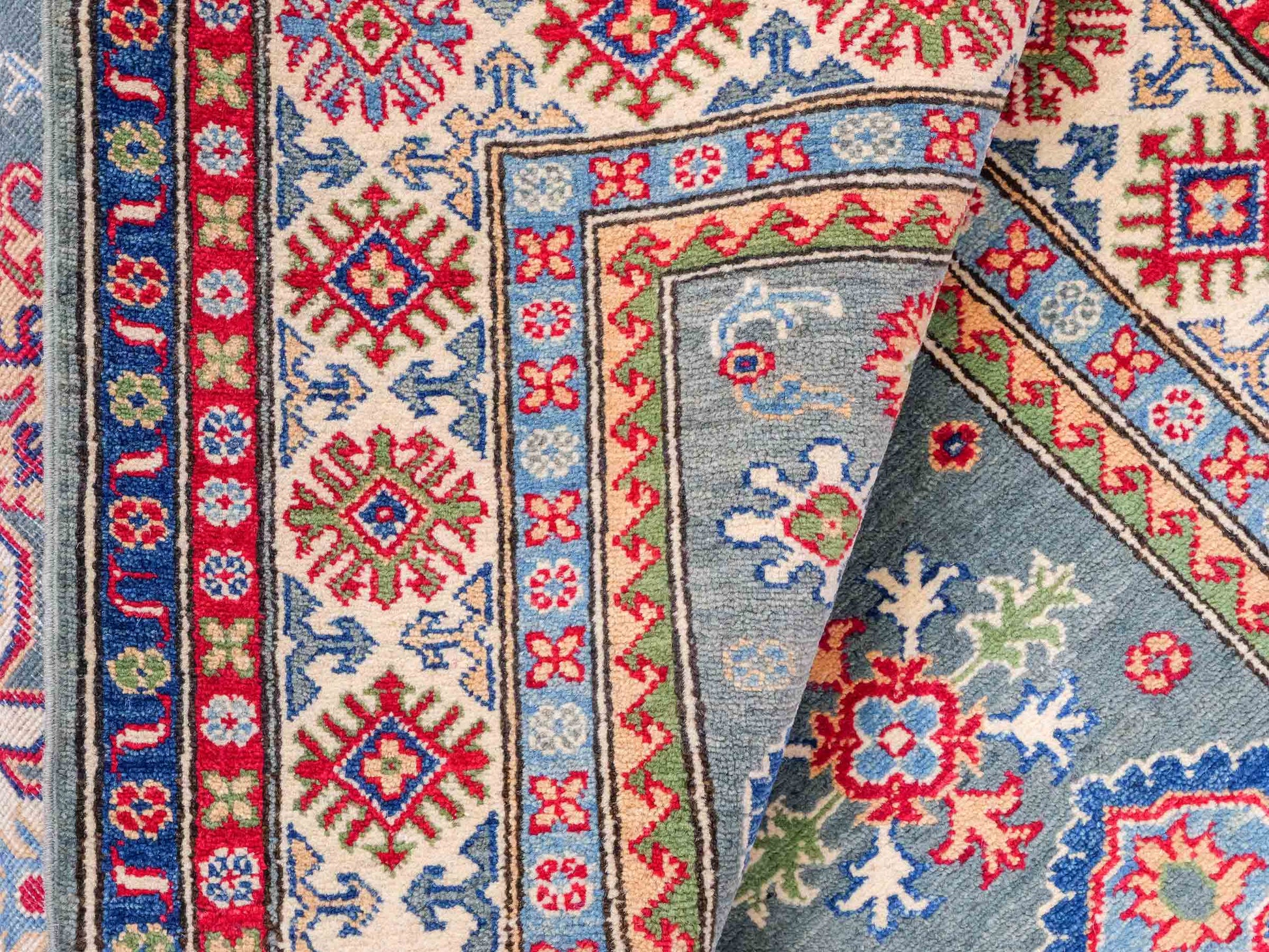 Feiner, handgeknüpfter Ziegler Kazak Chobi Orientteppich aus reiner Wolle mit geometrischem Medaillon-Muster von Khademi. Größe: 186 x 148 cm. Farbe: Grün, beige. RB3-B480. Ursprung: Afghanistan. Verkauf durch JUPITER Intl.