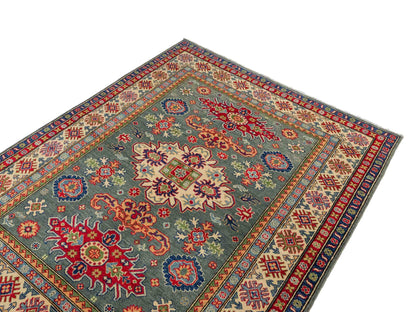 Feiner, handgeknüpfter Ziegler Kazak Chobi Orientteppich aus reiner Wolle mit geometrischem Medaillon-Muster von Khademi. Größe: 186 x 148 cm. Farbe: Grün, beige. RB3-B480. Ursprung: Afghanistan. Verkauf durch JUPITER Intl.