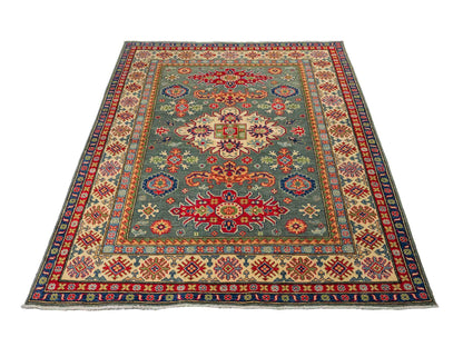 Feiner, handgeknüpfter Ziegler Kazak Chobi Orientteppich aus reiner Wolle mit geometrischem Medaillon-Muster von Khademi. Größe: 186 x 148 cm. Farbe: Grün, beige. RB3-B480. Ursprung: Afghanistan. Verkauf durch JUPITER Intl.