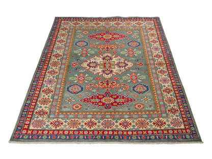 Feiner, handgeknüpfter Ziegler Kazak Chobi Orientteppich aus reiner Wolle mit geometrischem Medaillon-Muster von Khademi. Größe: 186 x 148 cm. Farbe: Grün, beige. RB3-B480. Ursprung: Afghanistan. Verkauf durch JUPITER Intl.