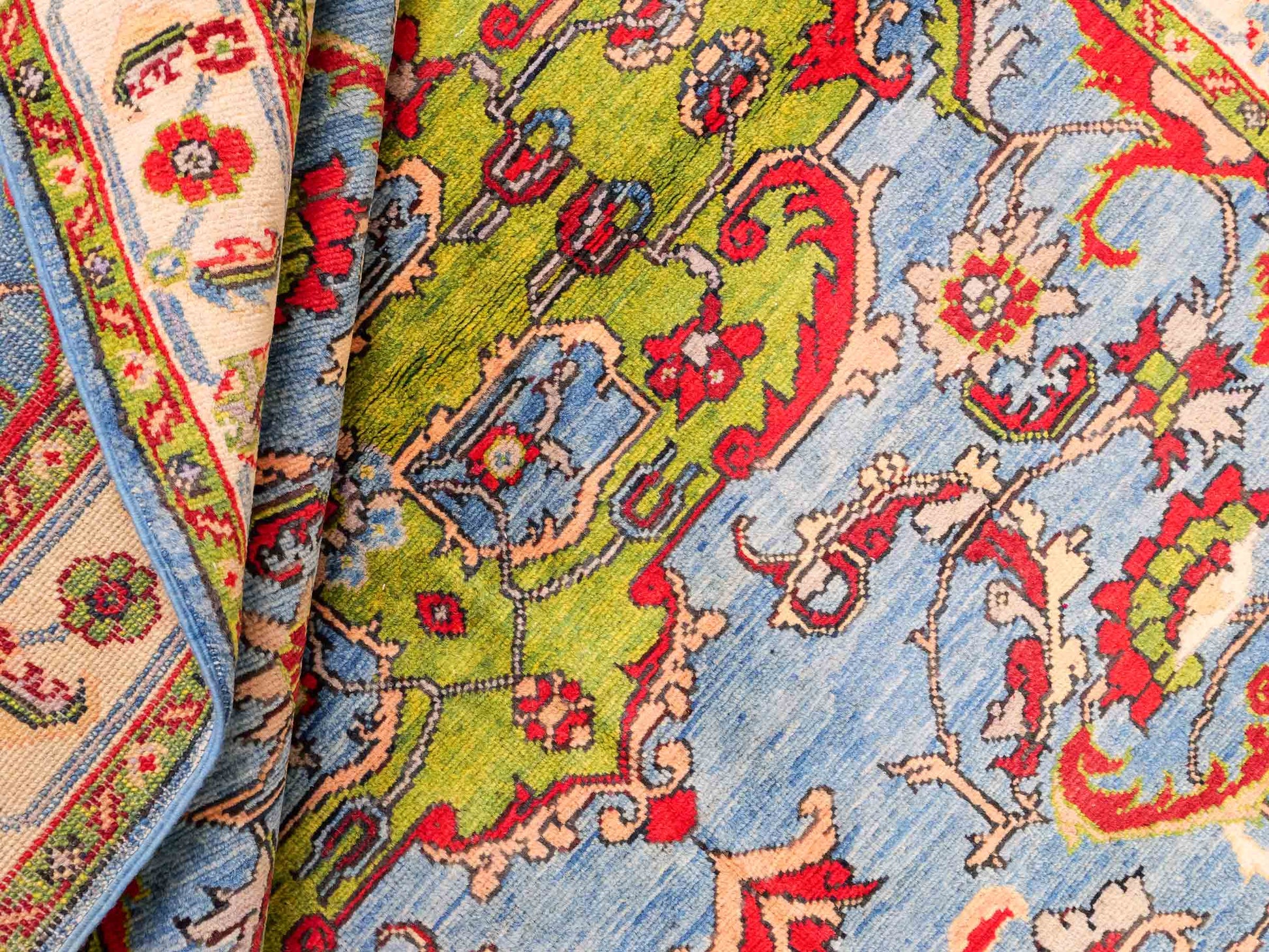 Feiner, handgeknüpfter Ziegler Kazak Chobi Orientteppich aus reiner Wolle mit geometrischem Medaillon-Muster von Khademi. Größe: 189 x 145 cm. Farbe: Blau. RB3-B2725. Ursprung: Afghanistan. Verkauf durch JUPITER Intl.