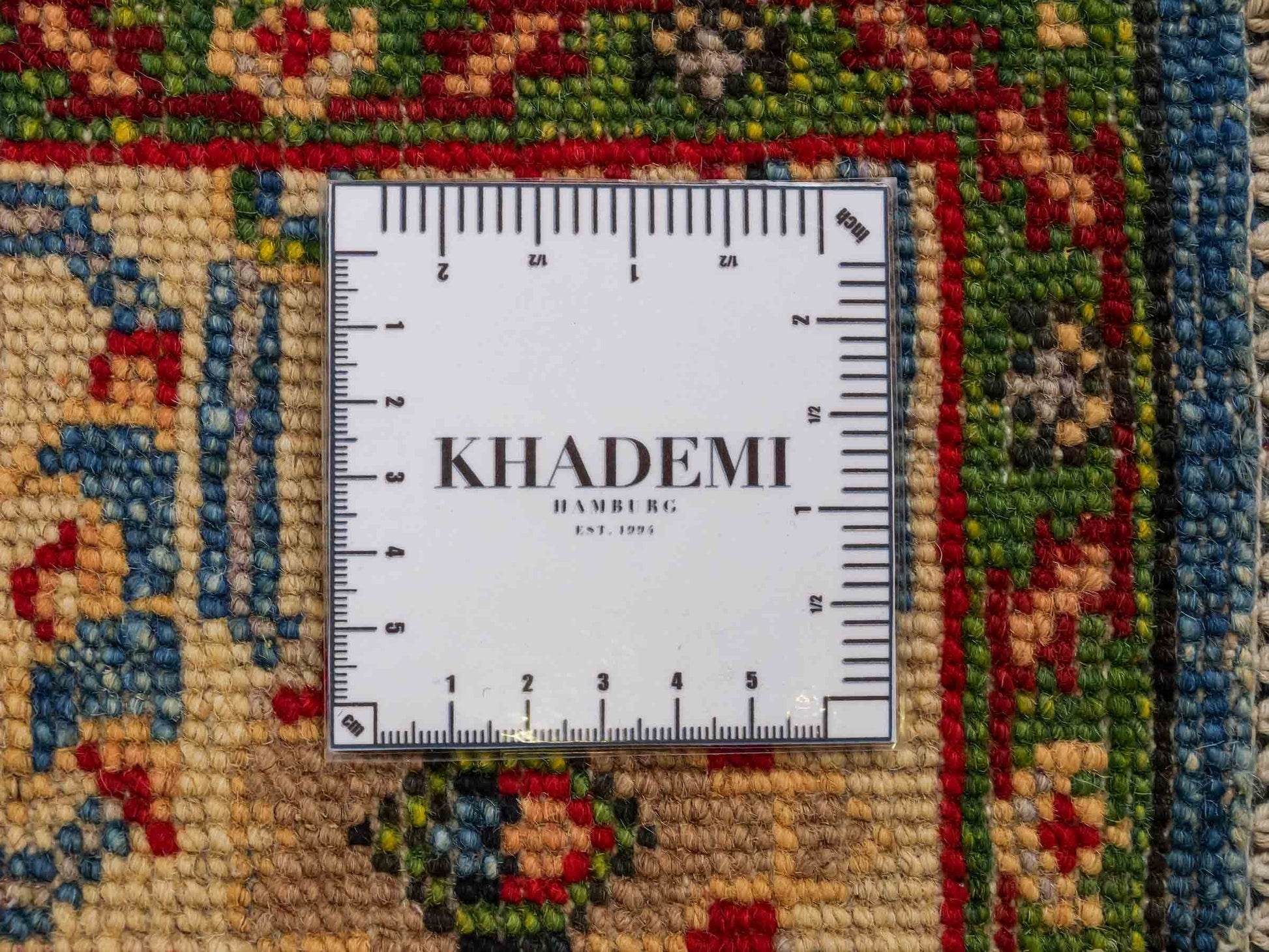 Feiner, handgeknüpfter Ziegler Kazak Chobi Orientteppich aus reiner Wolle mit geometrischem Medaillon-Muster von Khademi. Größe: 189 x 145 cm. Farbe: Blau. RB3-B2725. Ursprung: Afghanistan. Verkauf durch JUPITER Intl.