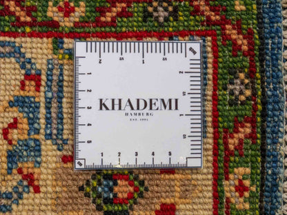 Feiner, handgeknüpfter Ziegler Kazak Chobi Orientteppich aus reiner Wolle mit geometrischem Medaillon-Muster von Khademi. Größe: 189 x 145 cm. Farbe: Blau. RB3-B2725. Ursprung: Afghanistan. Verkauf durch JUPITER Intl.