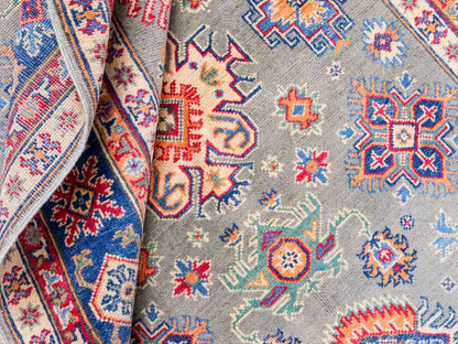 Feiner, handgeknüpfter Ziegler Kazak Chobi Orientteppich aus reiner Wolle mit geometrischem Allover-Muster von Khademi. Größe: 205 x 144 cm. Farbe: Grün. RB3-B1810. Ursprung: Afghanistan. Verkauf durch JUPITER Intl.
