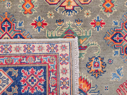 Feiner, handgeknüpfter Ziegler Kazak Chobi Orientteppich aus reiner Wolle mit geometrischem Allover-Muster von Khademi. Größe: 205 x 144 cm. Farbe: Grün. RB3-B1810. Ursprung: Afghanistan. Verkauf durch JUPITER Intl.