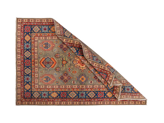 Feiner, handgeknüpfter Ziegler Kazak Chobi Orientteppich aus reiner Wolle mit geometrischem Allover-Muster von Khademi. Größe: 205 x 144 cm. Farbe: Grün. RB3-B1810. Ursprung: Afghanistan. Verkauf durch JUPITER Intl.