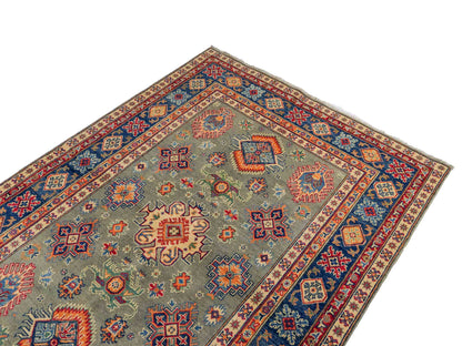 Feiner, handgeknüpfter Ziegler Kazak Chobi Orientteppich aus reiner Wolle mit geometrischem Allover-Muster von Khademi. Größe: 205 x 144 cm. Farbe: Grün. RB3-B1810. Ursprung: Afghanistan. Verkauf durch JUPITER Intl.