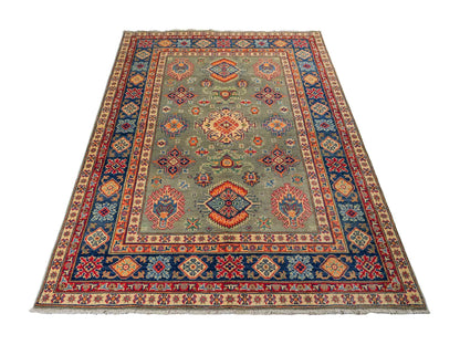 Feiner, handgeknüpfter Ziegler Kazak Chobi Orientteppich aus reiner Wolle mit geometrischem Allover-Muster von Khademi. Größe: 205 x 144 cm. Farbe: Grün. RB3-B1810. Ursprung: Afghanistan. Verkauf durch JUPITER Intl.