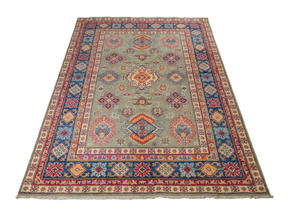 Feiner, handgeknüpfter Ziegler Kazak Chobi Orientteppich aus reiner Wolle mit geometrischem Allover-Muster von Khademi. Größe: 205 x 144 cm. Farbe: Grün. RB3-B1810. Ursprung: Afghanistan. Verkauf durch JUPITER Intl.