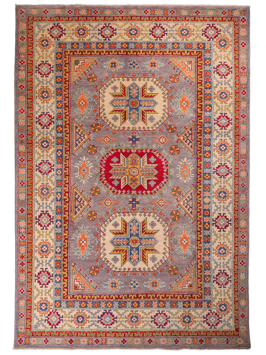 Feiner, handgeknüpfter Ziegler Kazak Chobi Orientteppich aus reiner Wolle mit geometrischem Medaillon-Muster von Khademi. Größe: 271 x 181 cm. Farbe: Grau. RB3-B508. Ursprung: Afghanistan. Verkauf durch JUPITER Intl.