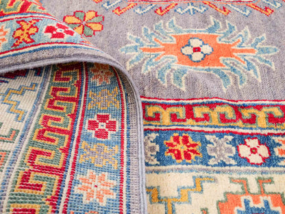 Feiner, handgeknüpfter Ziegler Kazak Chobi Orientteppich aus reiner Wolle mit geometrischem Medaillon-Muster von Khademi. Größe: 271 x 181 cm. Farbe: Grau. RB3-B508. Ursprung: Afghanistan. Verkauf durch JUPITER Intl.