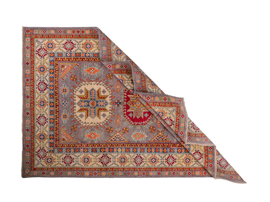 Feiner, handgeknüpfter Ziegler Kazak Chobi Orientteppich aus reiner Wolle mit geometrischem Medaillon-Muster von Khademi. Größe: 271 x 181 cm. Farbe: Grau. RB3-B508. Ursprung: Afghanistan. Verkauf durch JUPITER Intl.