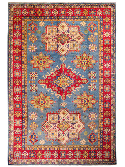 Feiner, handgeknüpfter Ziegler Kazak Chobi Orientteppich aus reiner Wolle mit geometrischem Medaillon-Muster von Khademi. Größe: 292 x 196 cm. Farbe: Blau, rot. RB3-B281. Ursprung: Afghanistan. Verkauf durch JUPITER Intl.