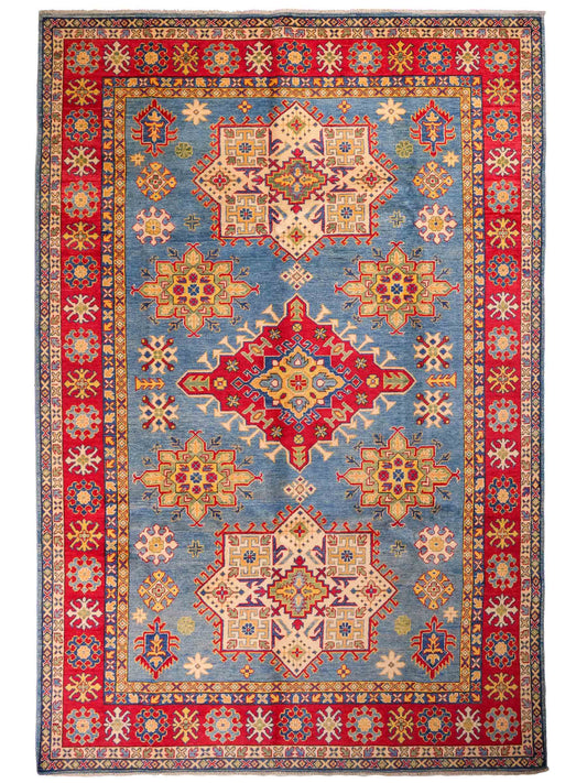 Feiner, handgeknüpfter Ziegler Kazak Chobi Orientteppich aus reiner Wolle mit geometrischem Medaillon-Muster von Khademi. Größe: 292 x 196 cm. Farbe: Blau, rot. RB3-B281. Ursprung: Afghanistan. Verkauf durch JUPITER Intl.