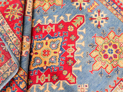Feiner, handgeknüpfter Ziegler Kazak Chobi Orientteppich aus reiner Wolle mit geometrischem Medaillon-Muster von Khademi. Größe: 292 x 196 cm. Farbe: Blau, rot. RB3-B281. Ursprung: Afghanistan. Verkauf durch JUPITER Intl.
