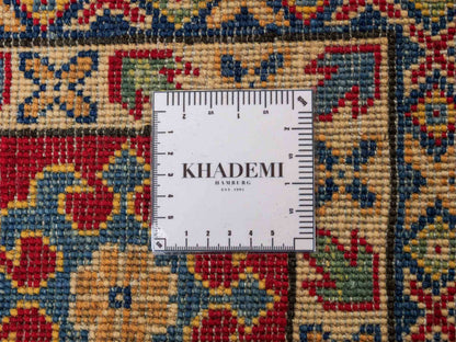 Feiner, handgeknüpfter Ziegler Kazak Chobi Orientteppich aus reiner Wolle mit geometrischem Medaillon-Muster von Khademi. Größe: 292 x 196 cm. Farbe: Blau, rot. RB3-B281. Ursprung: Afghanistan. Verkauf durch JUPITER Intl.