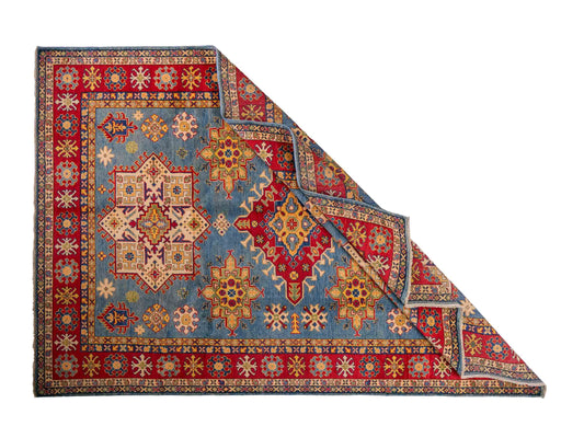 Feiner, handgeknüpfter Ziegler Kazak Chobi Orientteppich aus reiner Wolle mit geometrischem Medaillon-Muster von Khademi. Größe: 292 x 196 cm. Farbe: Blau, rot. RB3-B281. Ursprung: Afghanistan. Verkauf durch JUPITER Intl.