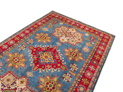 Feiner, handgeknüpfter Ziegler Kazak Chobi Orientteppich aus reiner Wolle mit geometrischem Medaillon-Muster von Khademi. Größe: 292 x 196 cm. Farbe: Blau, rot. RB3-B281. Ursprung: Afghanistan. Verkauf durch JUPITER Intl.