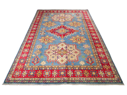 Feiner, handgeknüpfter Ziegler Kazak Chobi Orientteppich aus reiner Wolle mit geometrischem Medaillon-Muster von Khademi. Größe: 292 x 196 cm. Farbe: Blau, rot. RB3-B281. Ursprung: Afghanistan. Verkauf durch JUPITER Intl.