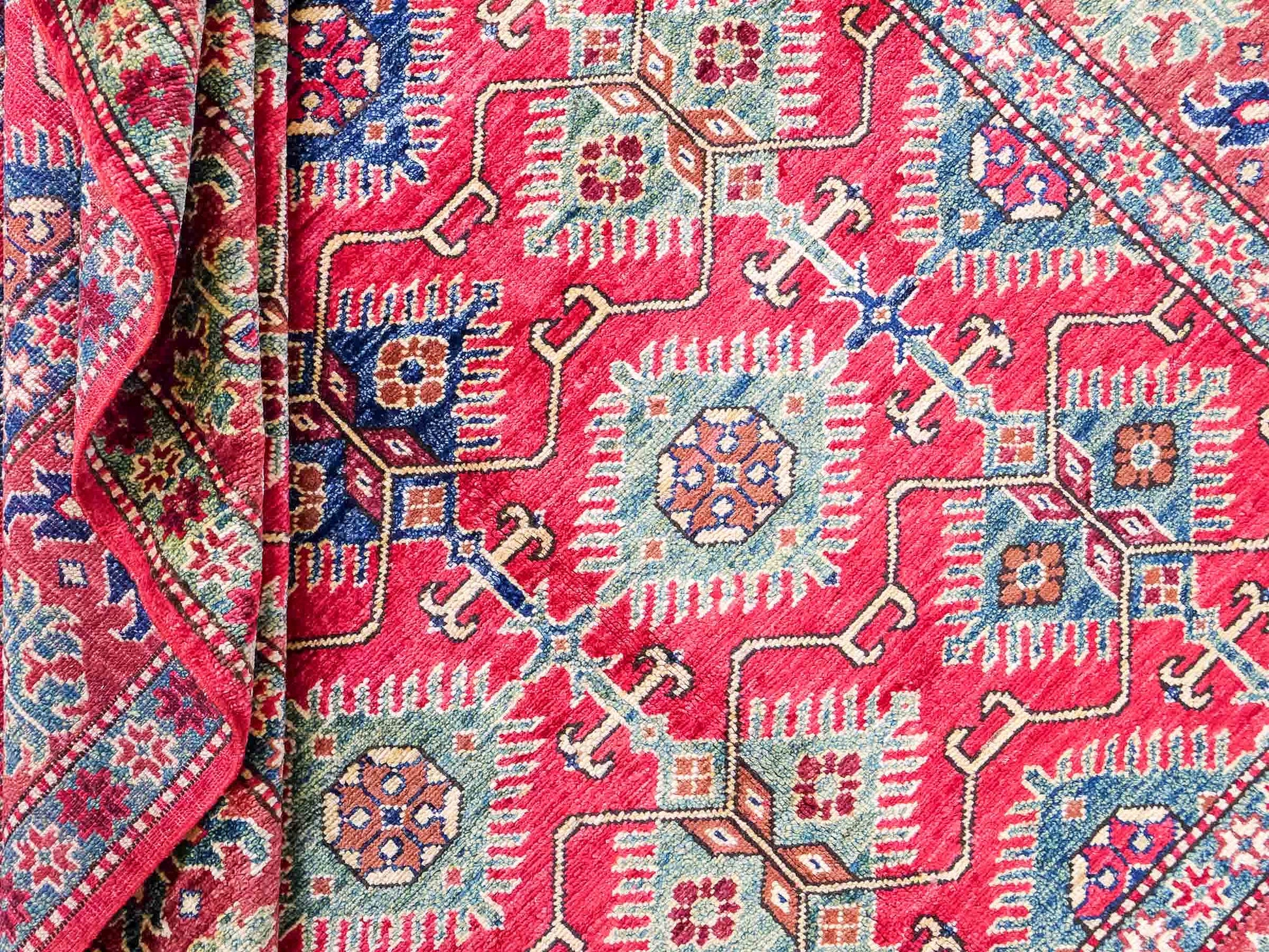 Handgeknüpfter, afghanischer Ziegler Orientteppich aus Wolle von Khademi. Größe: 204 x 154 cm. Farbe: Rot. Verkauf durch JUPITER Intl.
