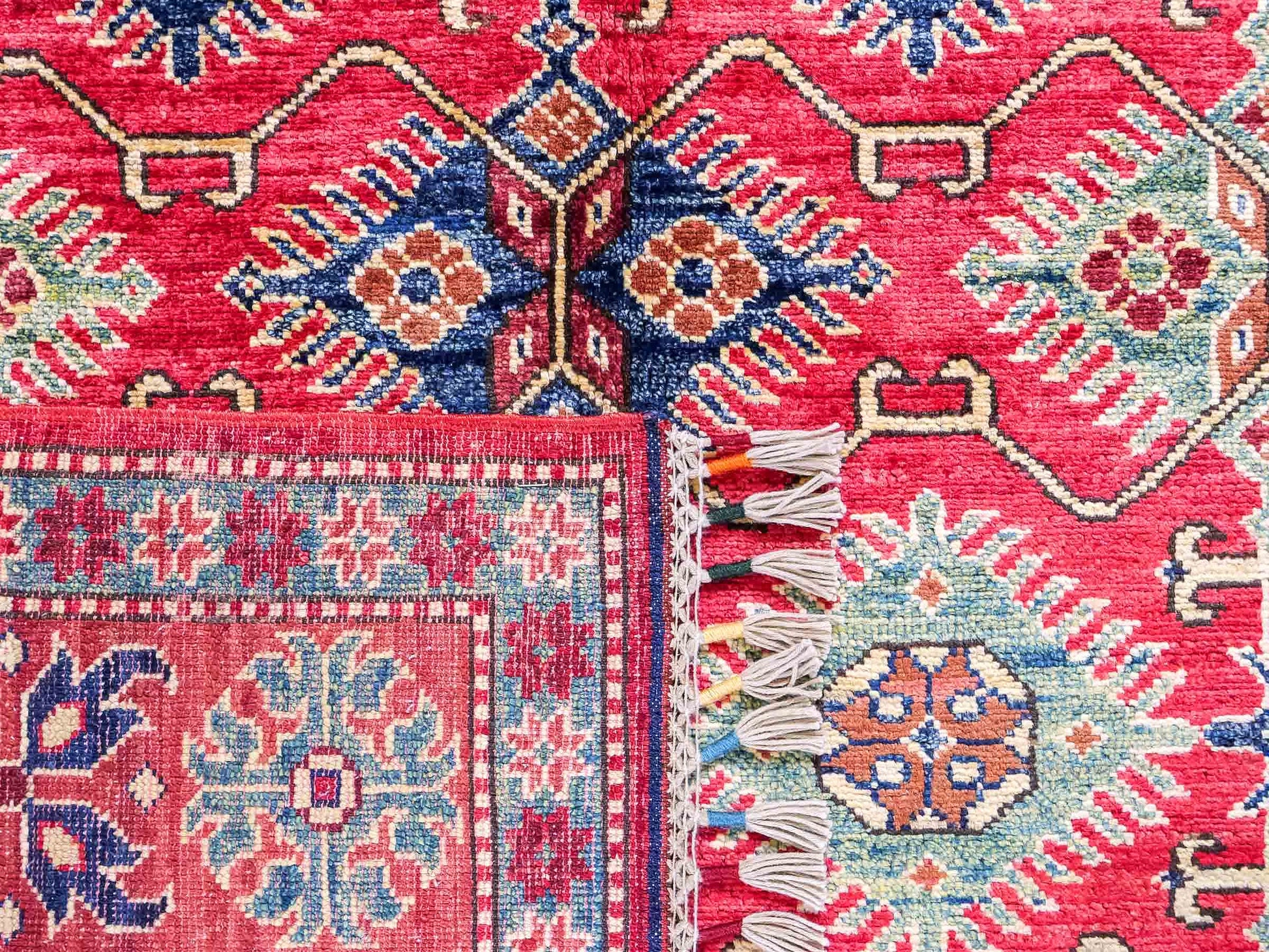 Handgeknüpfter, afghanischer Ziegler Orientteppich aus Wolle von Khademi. Größe: 204 x 154 cm. Farbe: Rot. Verkauf durch JUPITER Intl.