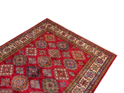 Handgeknüpfter, afghanischer Ziegler Orientteppich aus Wolle von Khademi. Größe: 206 x 148 cm. Farbe: Rot, cremeweiß. Verkauf durch JUPITER Intl.