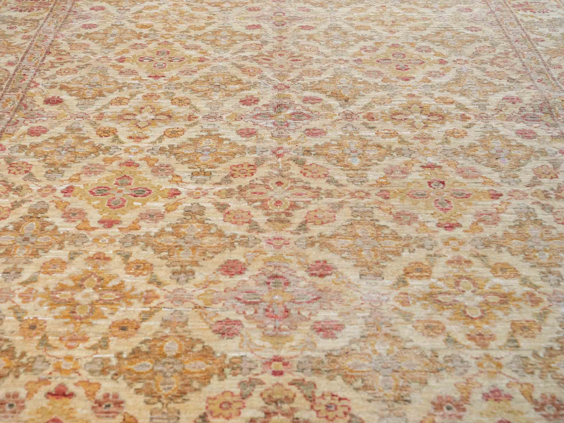 Handgeknüpfter, afghanischer Ziegler Orientteppich aus Wolle von Khademi. Größe: 312 x 154 cm. Farbe: Beige, cremeweiß, gold. Verkauf durch JUPITER Intl.