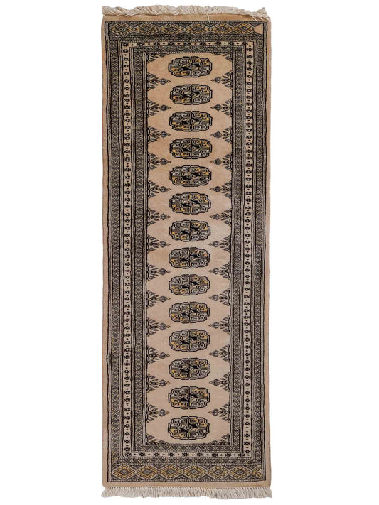 Handgeknüpfter Pakistani Bukhara Läufer-Orientteppich von Khademi aus Wolle, rosa. Klassisches, geometrisches Allover-Design. Traditionell von Hand geknüpft in Pakistan. Größe: 175 cm x 62 cm. Teppichnummer: RB3-1067. Verkauf durch Jupiter Intl.