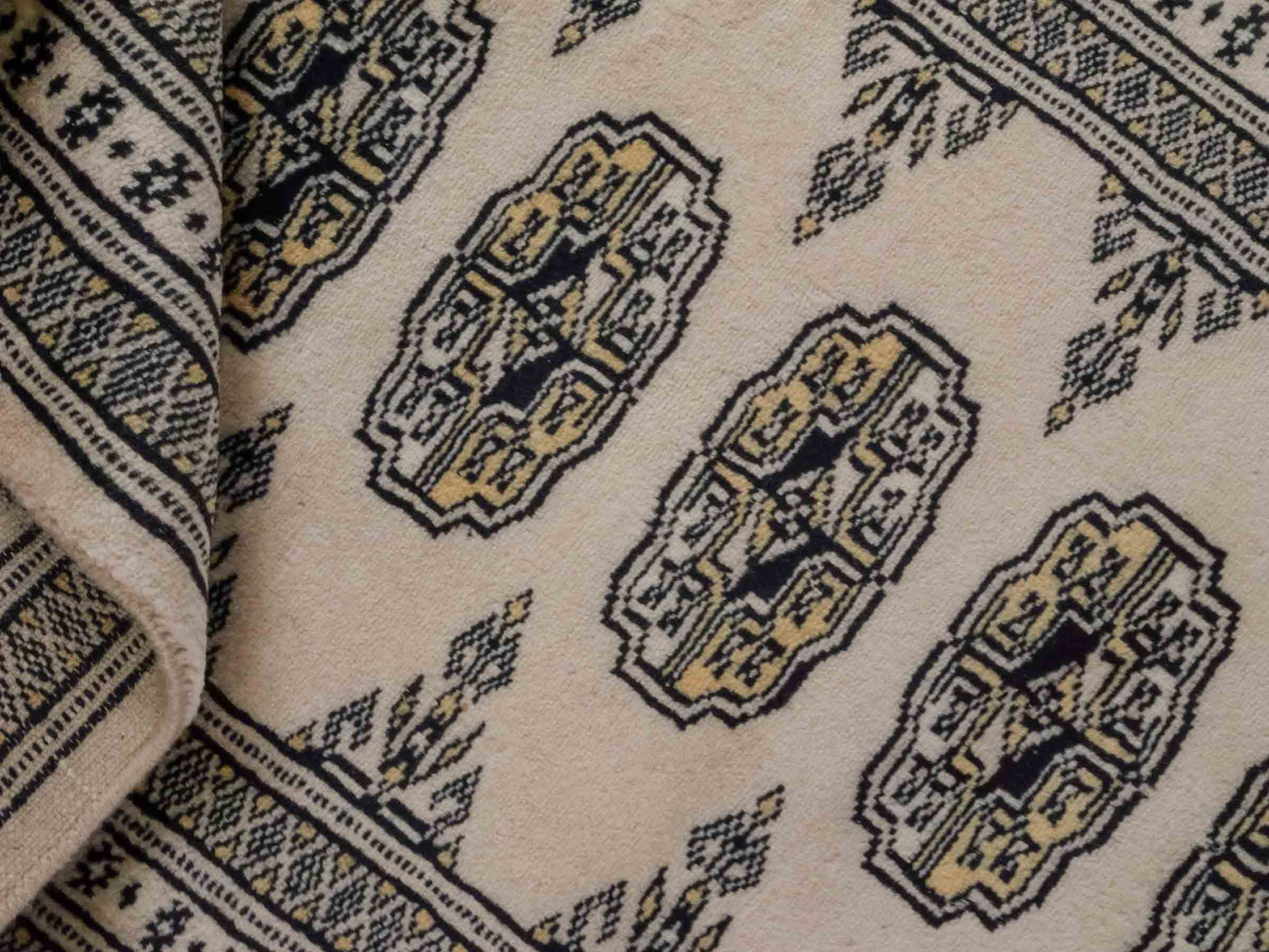 Handgeknüpfter Pakistani Bukhara Läufer-Orientteppich von Khademi aus Wolle, rosa. Klassisches, geometrisches Allover-Design. Traditionell von Hand geknüpft in Pakistan. Größe: 175 cm x 62 cm. Teppichnummer: RB3-1067. Verkauf durch Jupiter Intl.