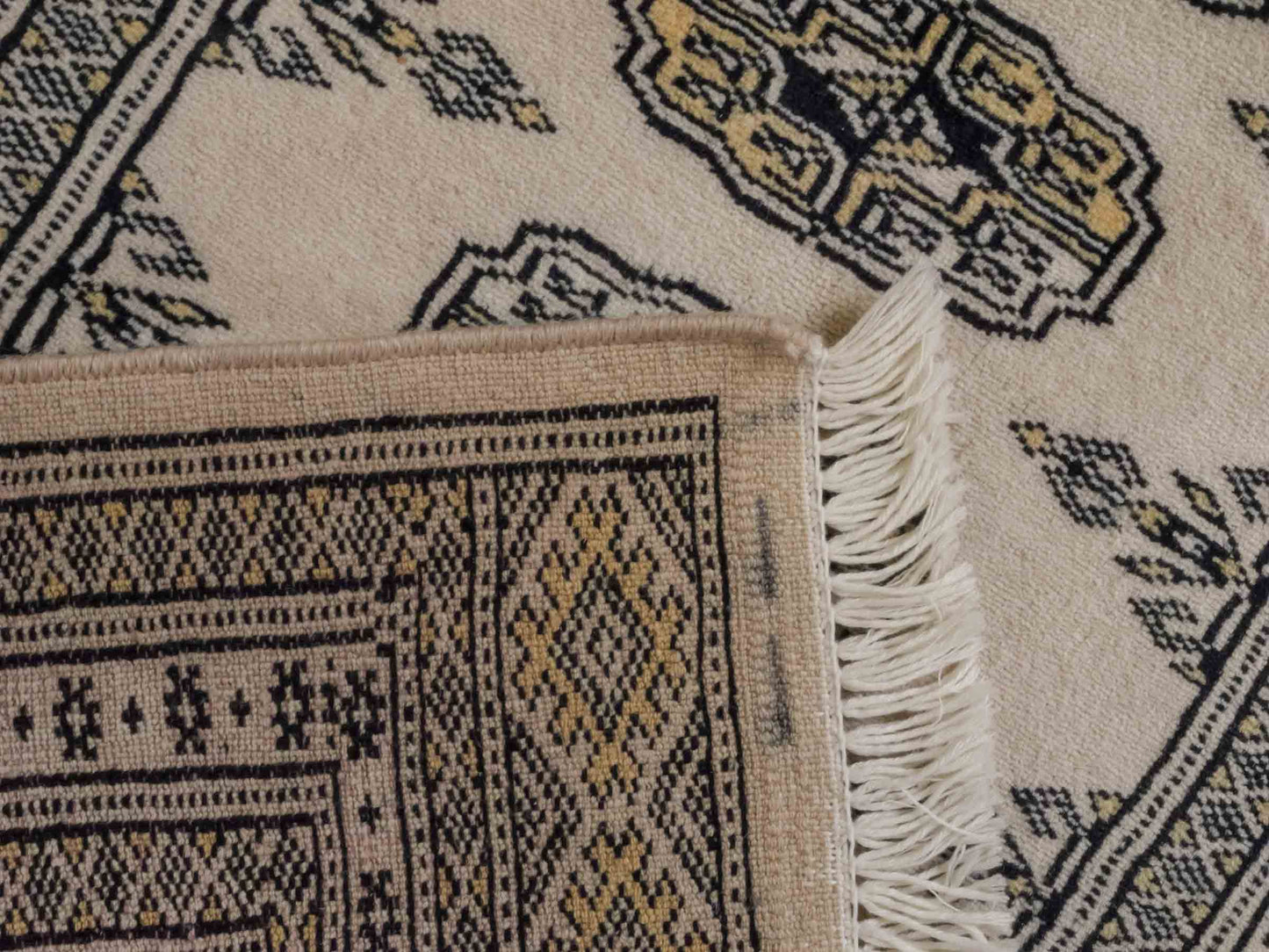 Handgeknüpfter Pakistani Bukhara Läufer-Orientteppich von Khademi aus Wolle, rosa. Klassisches, geometrisches Allover-Design. Traditionell von Hand geknüpft in Pakistan. Größe: 175 cm x 62 cm. Teppichnummer: RB3-1067. Verkauf durch Jupiter Intl.