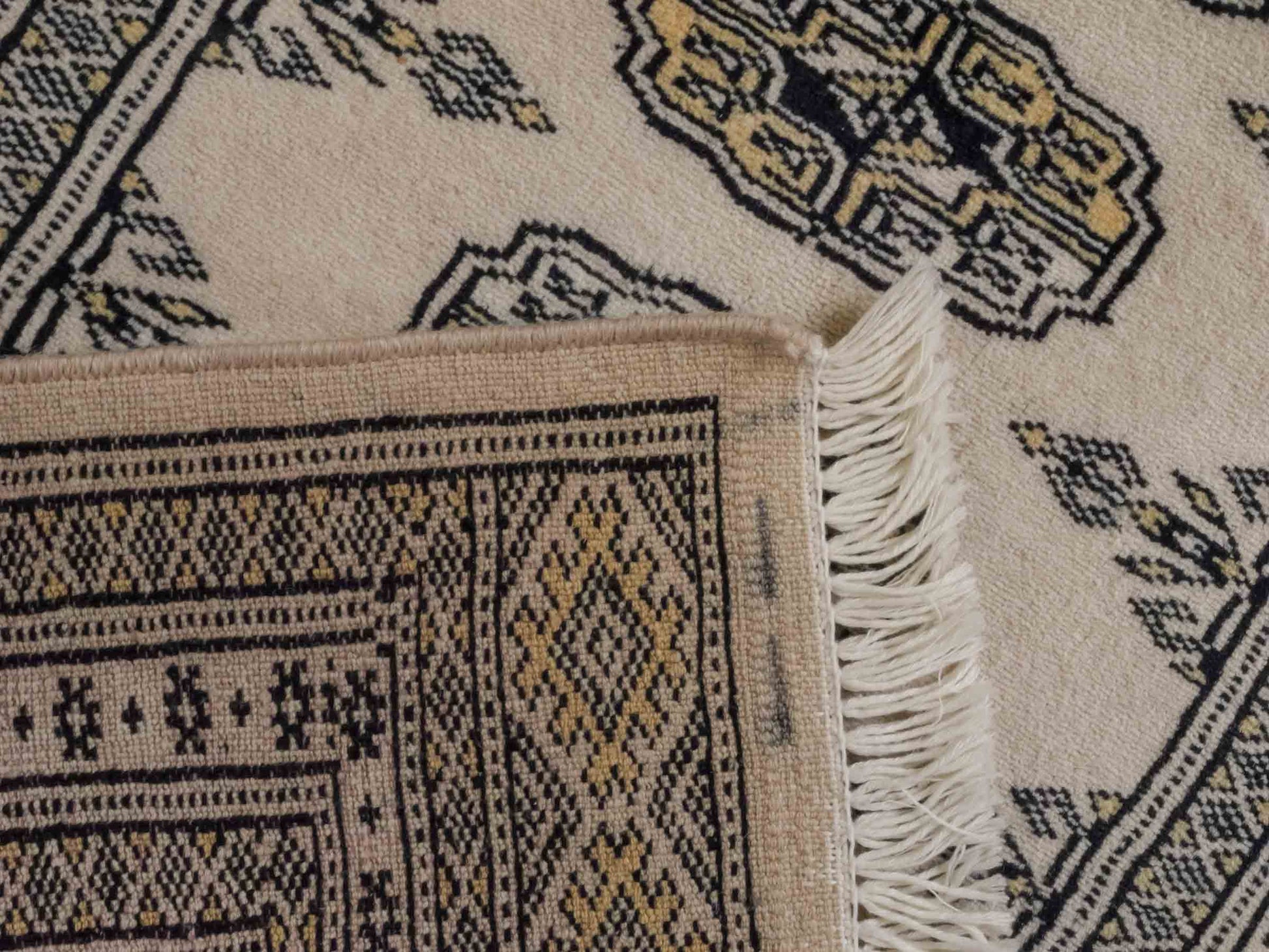 Handgeknüpfter Pakistani Bukhara Läufer-Orientteppich von Khademi aus Wolle, rosa. Klassisches, geometrisches Allover-Design. Traditionell von Hand geknüpft in Pakistan. Größe: 175 cm x 62 cm. Teppichnummer: RB3-1067. Verkauf durch Jupiter Intl.