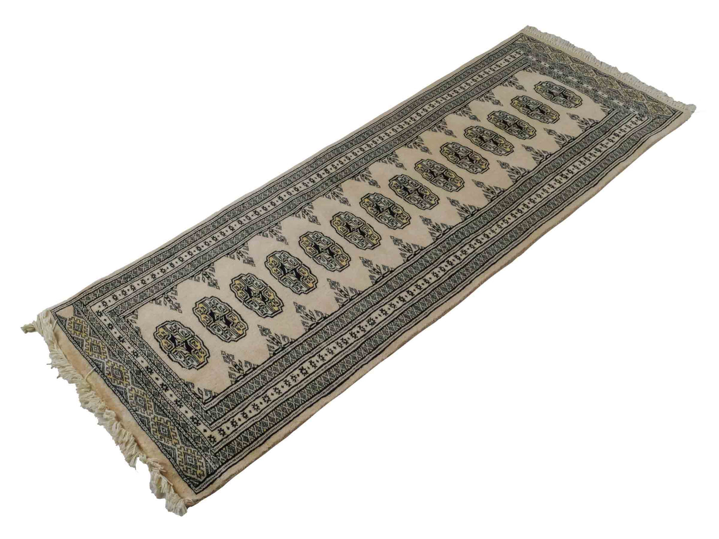 Handgeknüpfter Pakistani Bukhara Läufer-Orientteppich von Khademi aus Wolle, rosa. Klassisches, geometrisches Allover-Design. Traditionell von Hand geknüpft in Pakistan. Größe: 175 cm x 62 cm. Teppichnummer: RB3-1067. Verkauf durch Jupiter Intl.