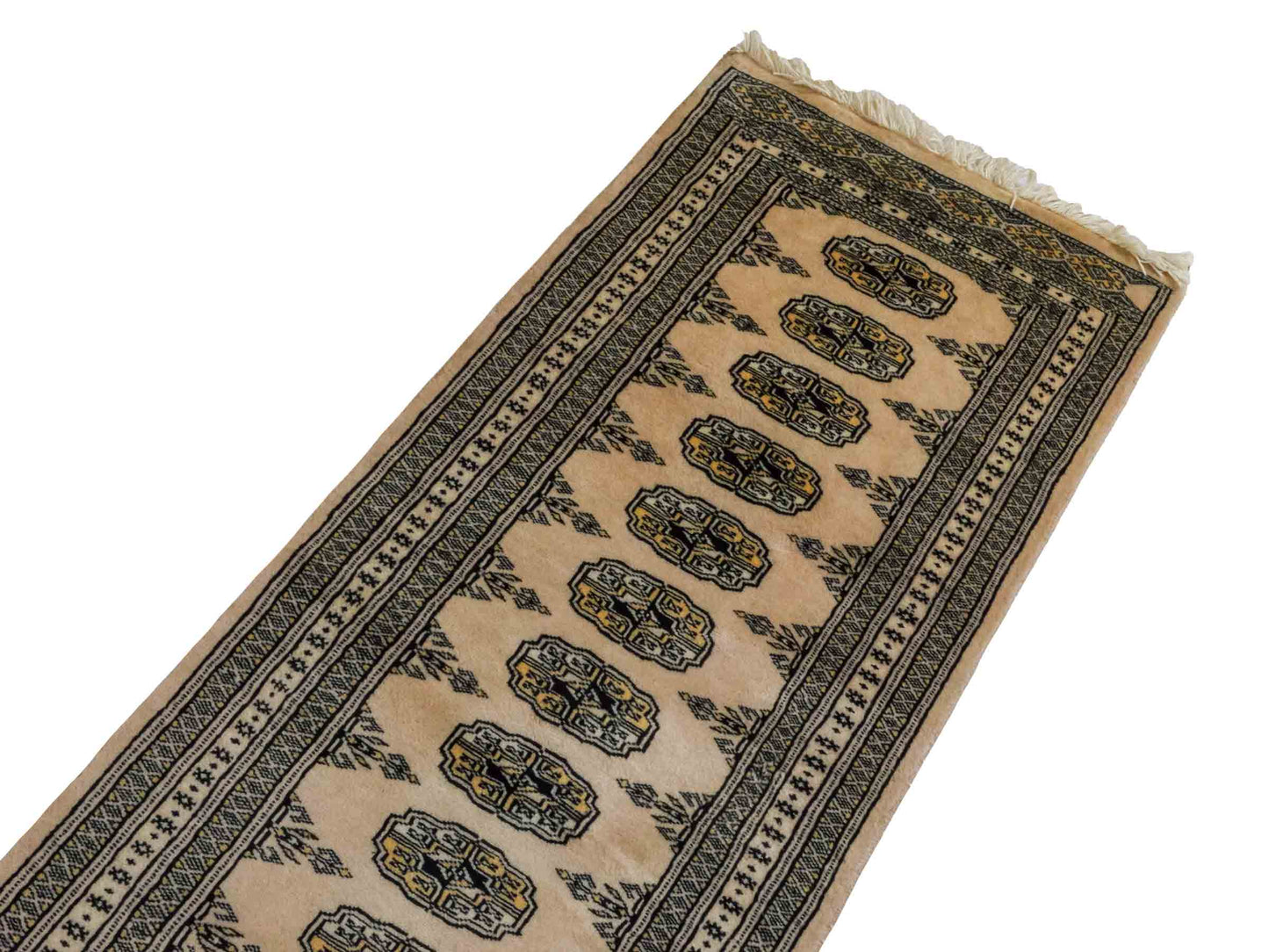 Handgeknüpfter Pakistani Bukhara Läufer-Orientteppich von Khademi aus Wolle, rosa. Klassisches, geometrisches Allover-Design. Traditionell von Hand geknüpft in Pakistan. Größe: 175 cm x 62 cm. Teppichnummer: RB3-1067. Verkauf durch Jupiter Intl.
