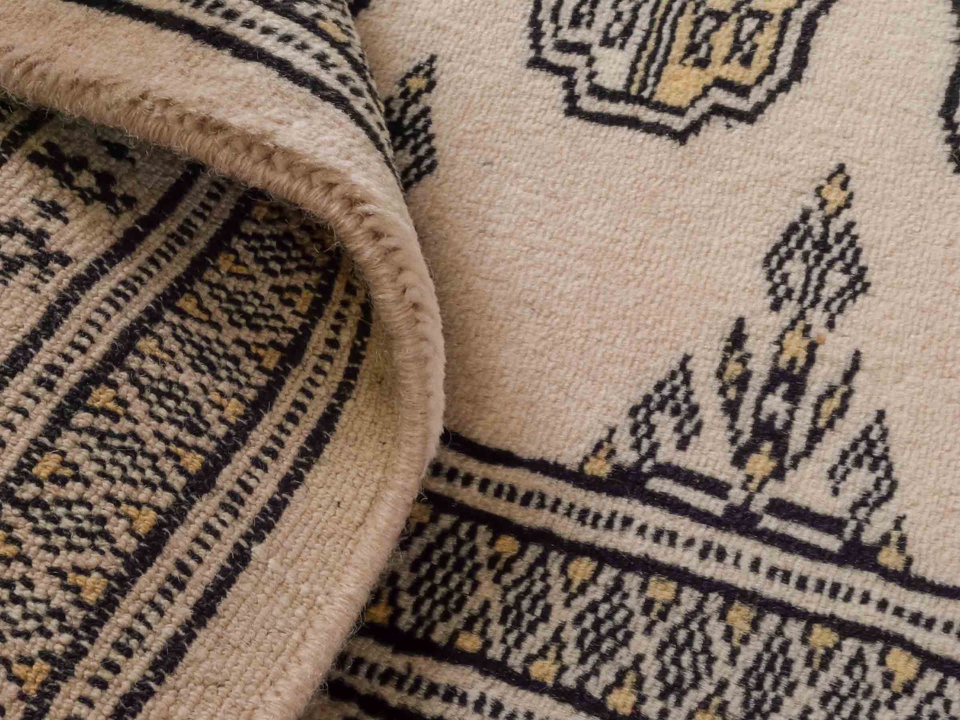Handgeknüpfter Pakistani Bukhara Läufer-Orientteppich von Khademi aus Wolle, rosa. Klassisches, geometrisches Allover-Design. Traditionell von Hand geknüpft in Pakistan. Größe: 175 cm x 62 cm. Teppichnummer: RB3-1067. Verkauf durch Jupiter Intl.