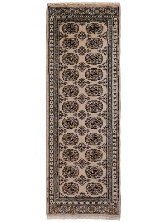 Handgeknüpfter Pakistani Bukhara Läufer-Orientteppich von Khademi aus Wolle, rosa. Klassisches, geometrisches Allover-Design. Traditionell von Hand geknüpft in Pakistan. Größe: 181 cm x 62 cm. Teppichnummer: RB3-1068. Verkauf durch Jupiter Intl.