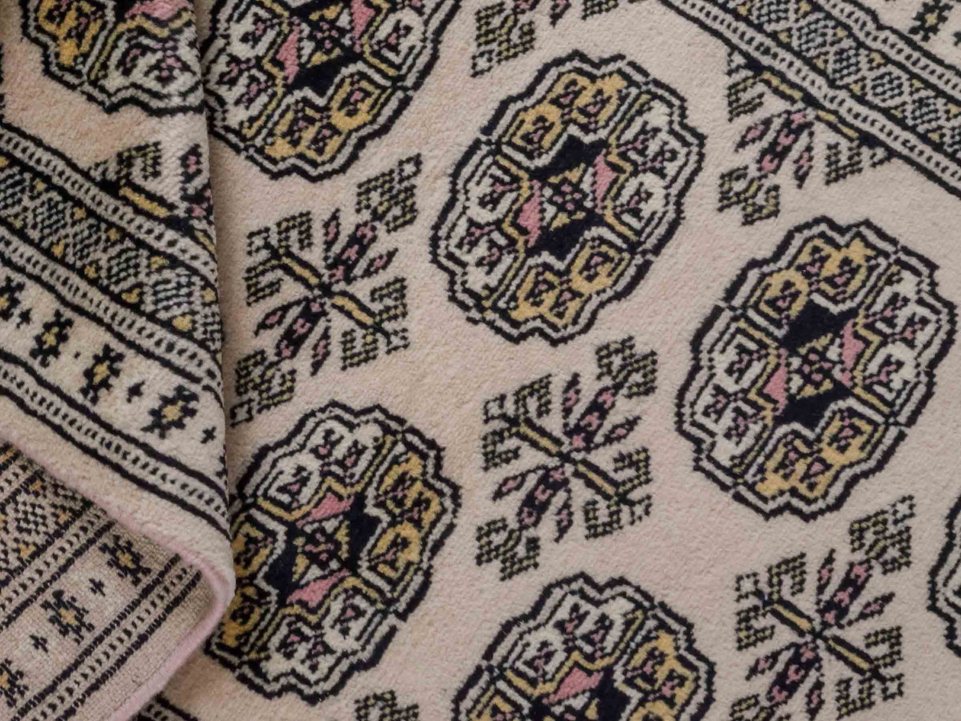 Handgeknüpfter Pakistani Bukhara Läufer-Orientteppich von Khademi aus Wolle, rosa. Klassisches, geometrisches Allover-Design. Traditionell von Hand geknüpft in Pakistan. Größe: 181 cm x 62 cm. Teppichnummer: RB3-1068. Verkauf durch Jupiter Intl.