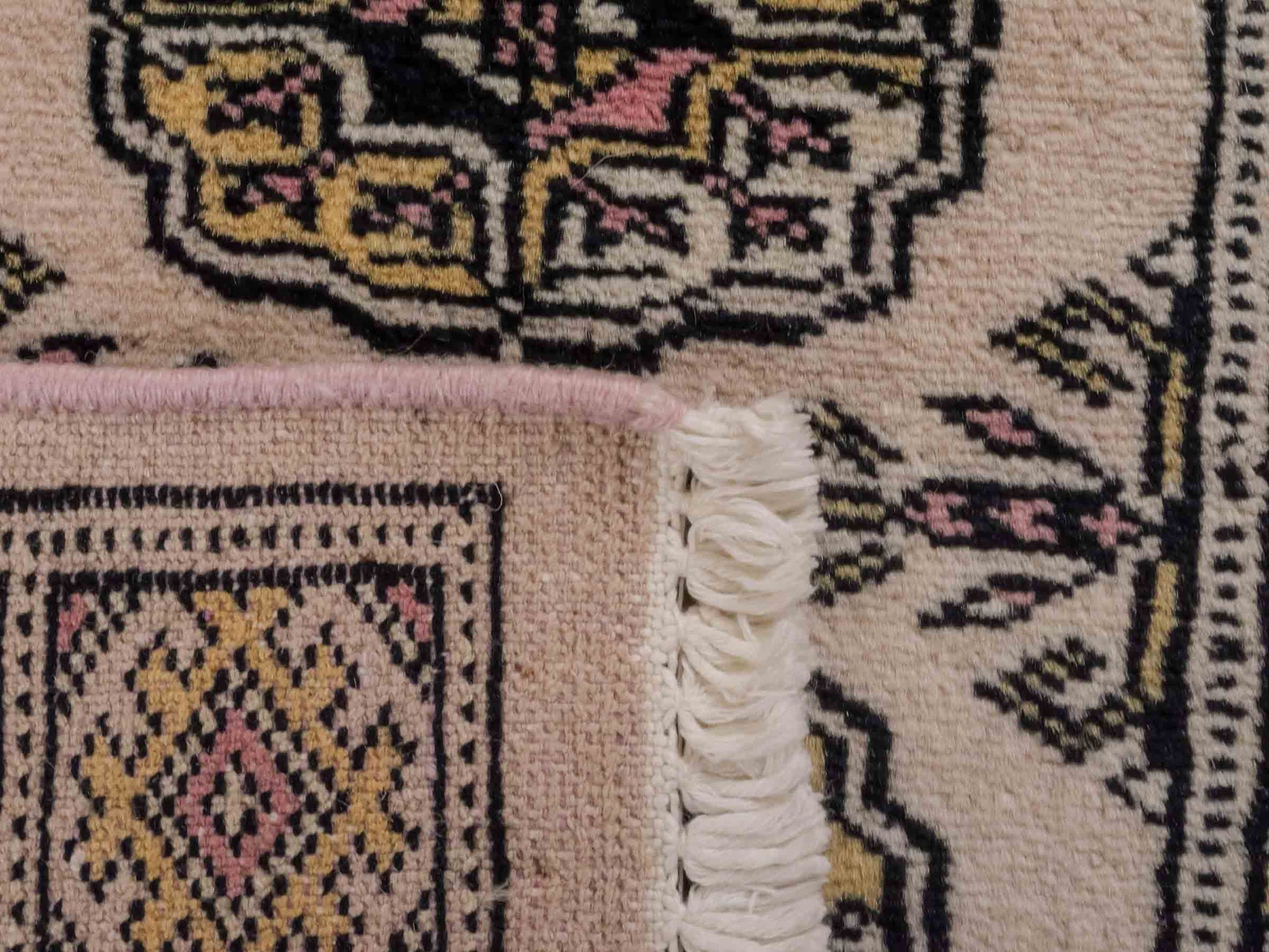 Handgeknüpfter Pakistani Bukhara Läufer-Orientteppich von Khademi aus Wolle, rosa. Klassisches, geometrisches Allover-Design. Traditionell von Hand geknüpft in Pakistan. Größe: 181 cm x 62 cm. Teppichnummer: RB3-1068. Verkauf durch Jupiter Intl.