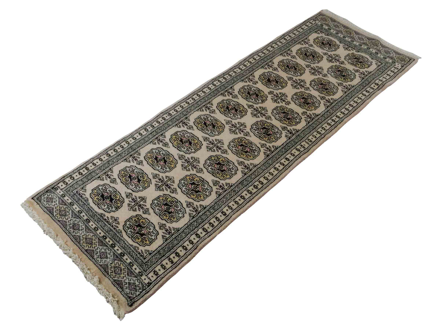 Handgeknüpfter Pakistani Bukhara Läufer-Orientteppich von Khademi aus Wolle, rosa. Klassisches, geometrisches Allover-Design. Traditionell von Hand geknüpft in Pakistan. Größe: 181 cm x 62 cm. Teppichnummer: RB3-1068. Verkauf durch Jupiter Intl.