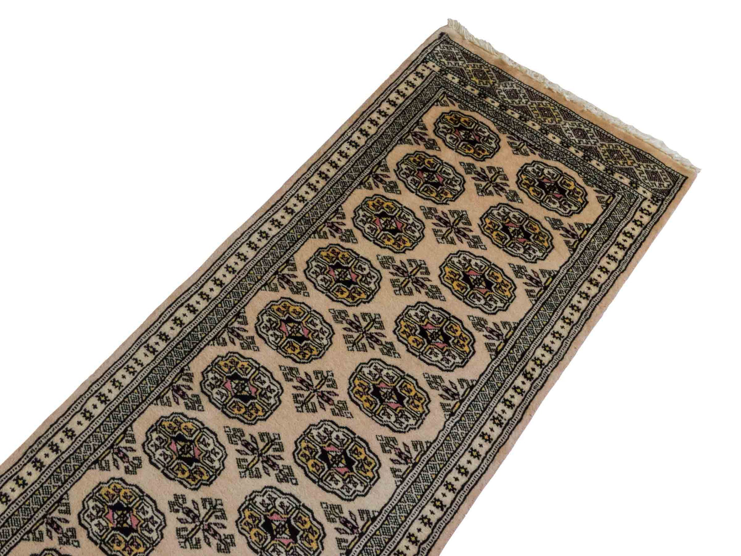 Handgeknüpfter Pakistani Bukhara Läufer-Orientteppich von Khademi aus Wolle, rosa. Klassisches, geometrisches Allover-Design. Traditionell von Hand geknüpft in Pakistan. Größe: 181 cm x 62 cm. Teppichnummer: RB3-1068. Verkauf durch Jupiter Intl.