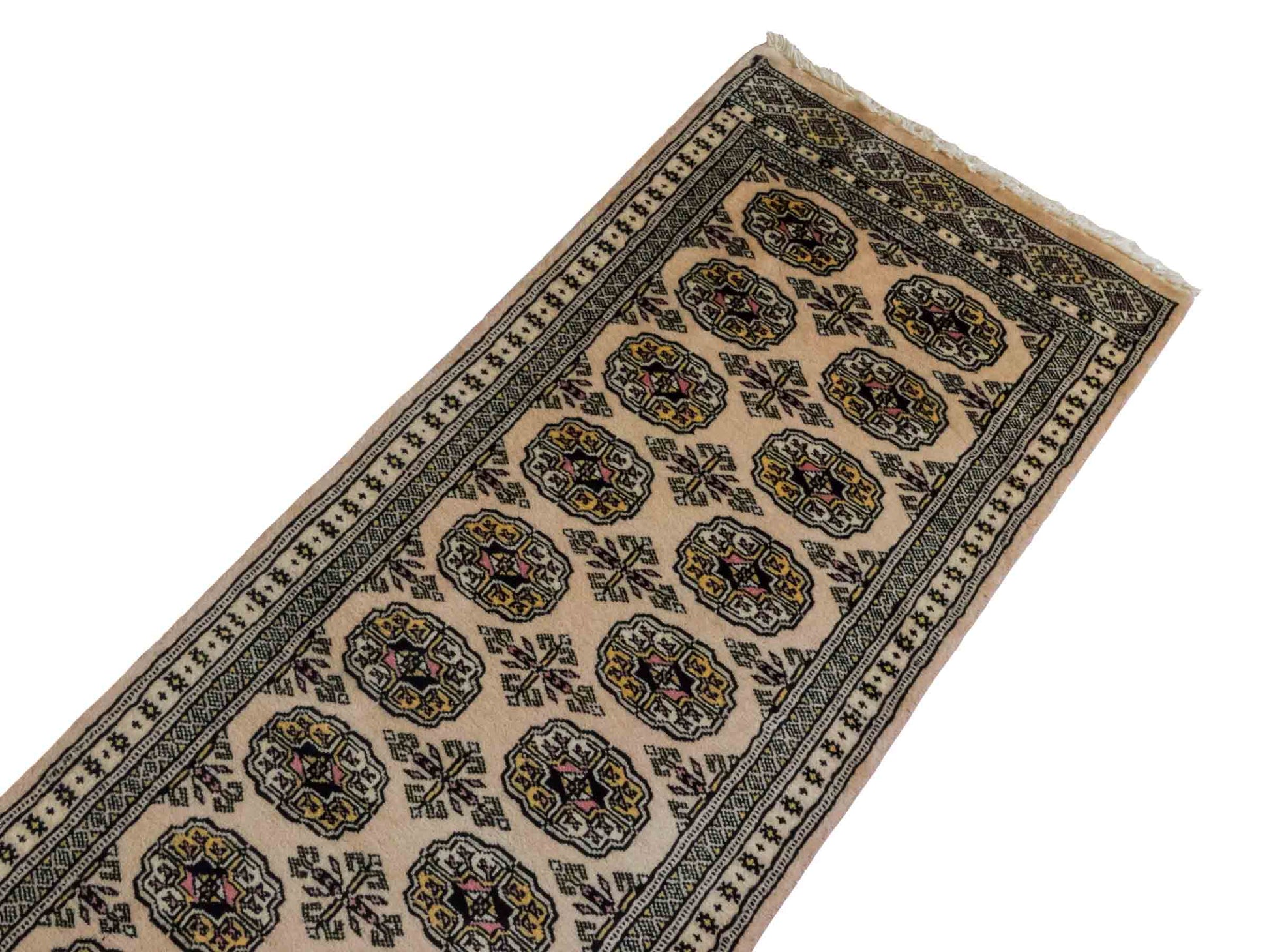 Handgeknüpfter Pakistani Bukhara Läufer-Orientteppich von Khademi aus Wolle, rosa. Klassisches, geometrisches Allover-Design. Traditionell von Hand geknüpft in Pakistan. Größe: 181 cm x 62 cm. Teppichnummer: RB3-1068. Verkauf durch Jupiter Intl.