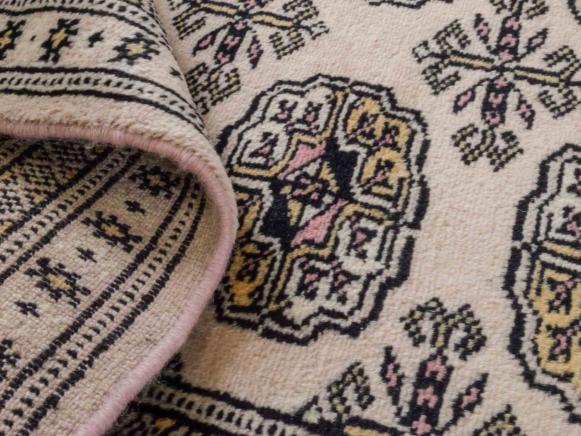 Handgeknüpfter Pakistani Bukhara Läufer-Orientteppich von Khademi aus Wolle, rosa. Klassisches, geometrisches Allover-Design. Traditionell von Hand geknüpft in Pakistan. Größe: 181 cm x 62 cm. Teppichnummer: RB3-1068. Verkauf durch Jupiter Intl.