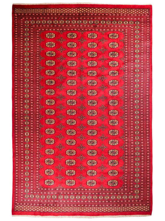 Handgeknüpfter Pakistani Bukhara Orientteppich von Khademi aus Wolle, rot. Klassisches, geometrisches Allover-Design. Traditionell von Hand geknüpft in Pakistan. Größe: 296 cm x 198 cm. Teppichnummer: RB3-1069. Verkauf durch Jupiter Intl.