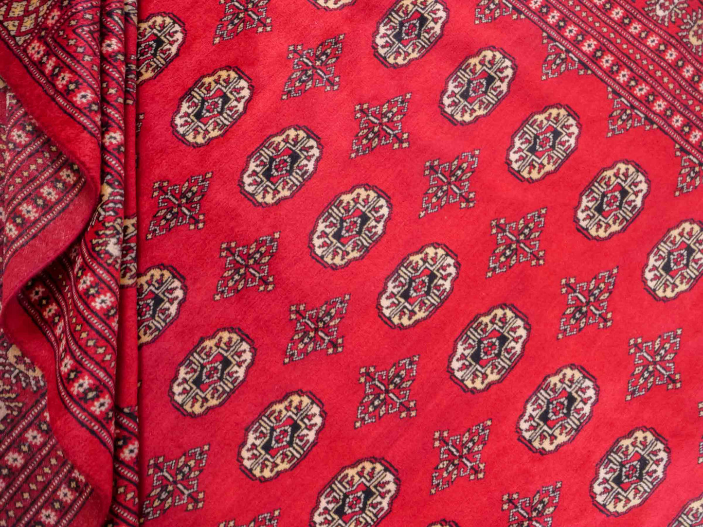 Handgeknüpfter Pakistani Bukhara Orientteppich von Khademi aus Wolle, rot. Klassisches, geometrisches Allover-Design. Traditionell von Hand geknüpft in Pakistan. Größe: 296 cm x 198 cm. Teppichnummer: RB3-1069. Verkauf durch Jupiter Intl.