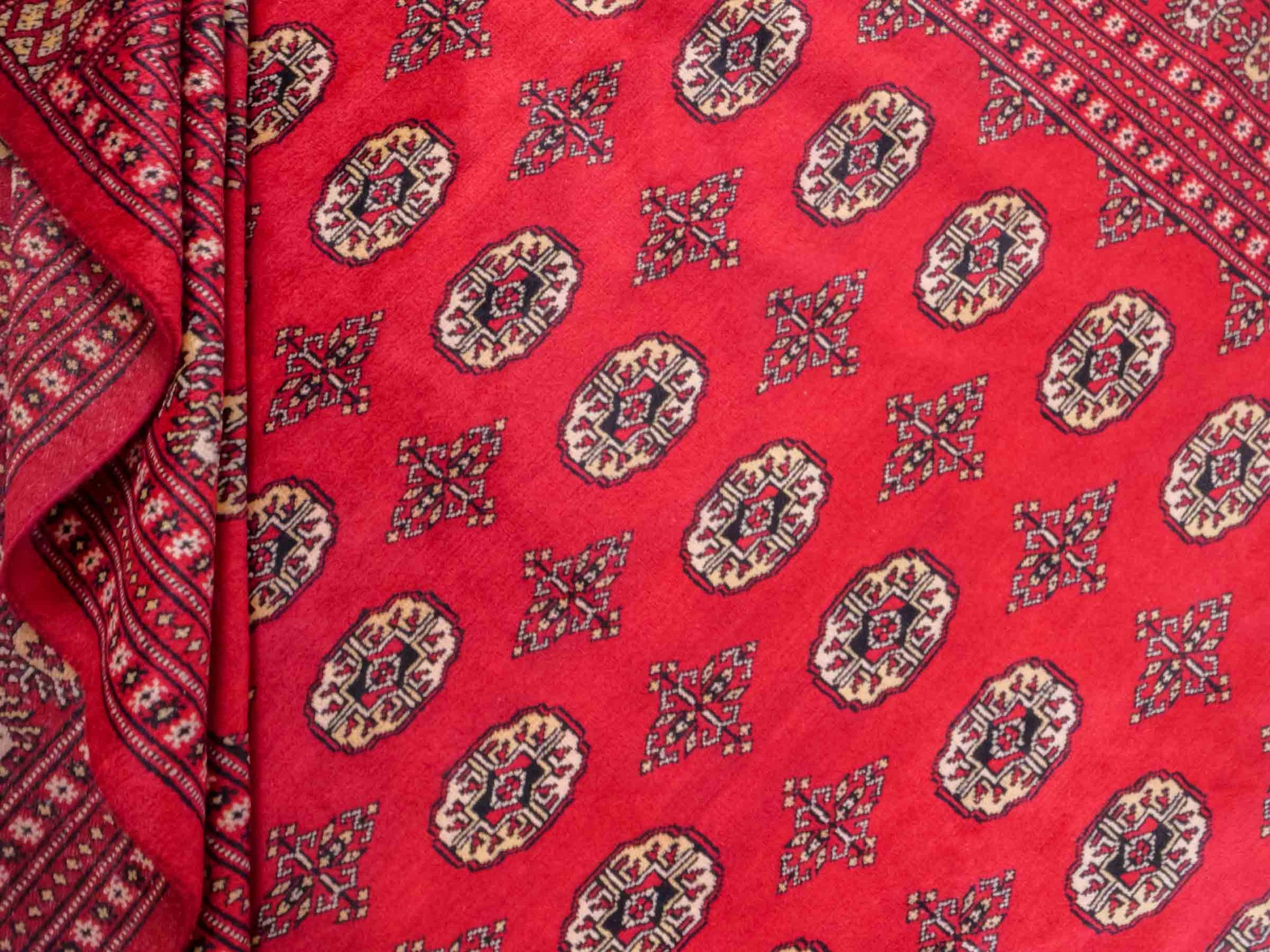 Handgeknüpfter Pakistani Bukhara Orientteppich von Khademi aus Wolle, rot. Klassisches, geometrisches Allover-Design. Traditionell von Hand geknüpft in Pakistan. Größe: 296 cm x 198 cm. Teppichnummer: RB3-1069. Verkauf durch Jupiter Intl.