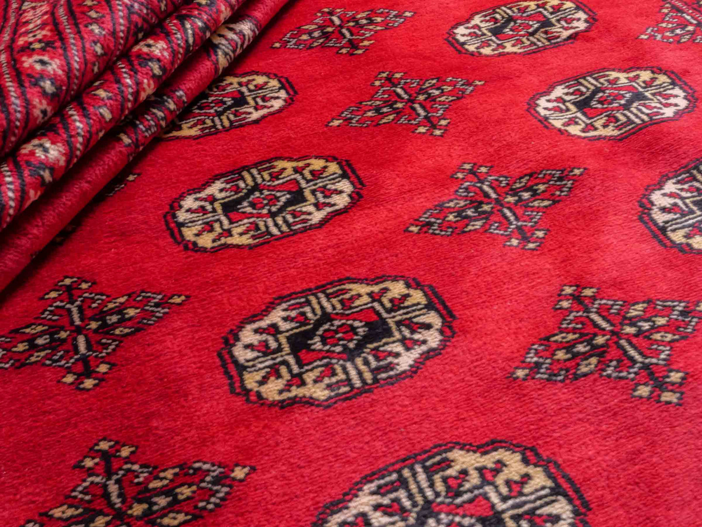 Handgeknüpfter Pakistani Bukhara Orientteppich von Khademi aus Wolle, rot. Klassisches, geometrisches Allover-Design. Traditionell von Hand geknüpft in Pakistan. Größe: 296 cm x 198 cm. Teppichnummer: RB3-1069. Verkauf durch Jupiter Intl.