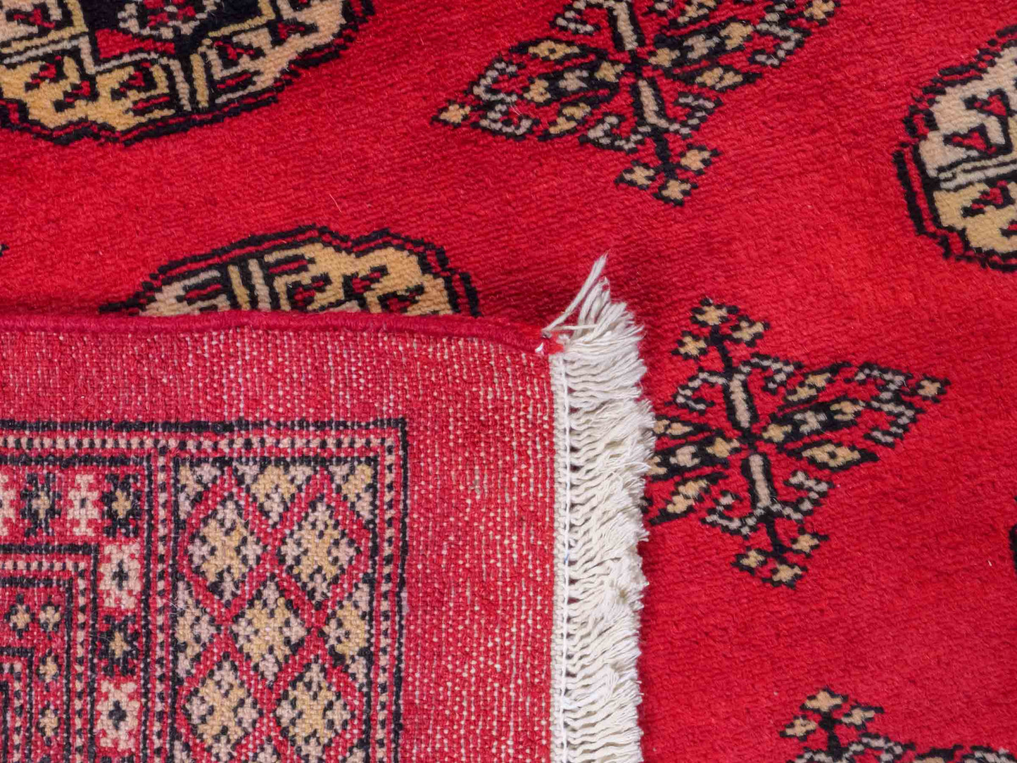 Handgeknüpfter Pakistani Bukhara Orientteppich von Khademi aus Wolle, rot. Klassisches, geometrisches Allover-Design. Traditionell von Hand geknüpft in Pakistan. Größe: 296 cm x 198 cm. Teppichnummer: RB3-1069. Verkauf durch Jupiter Intl.